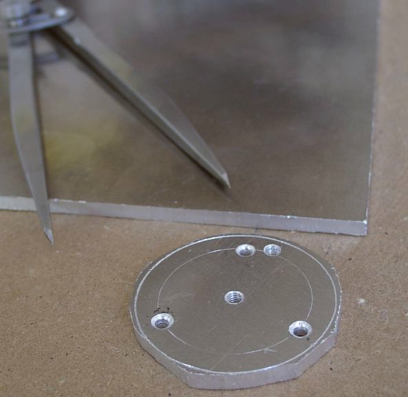Алюминиевый диск в качестве основания для тройного колииматора Френа и трёх светодиодов Luxeon Star