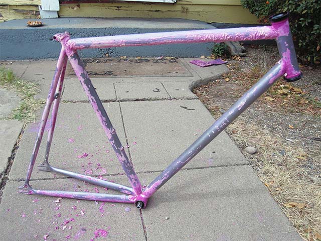 Велосипедная рама после первого этапа удаления краски