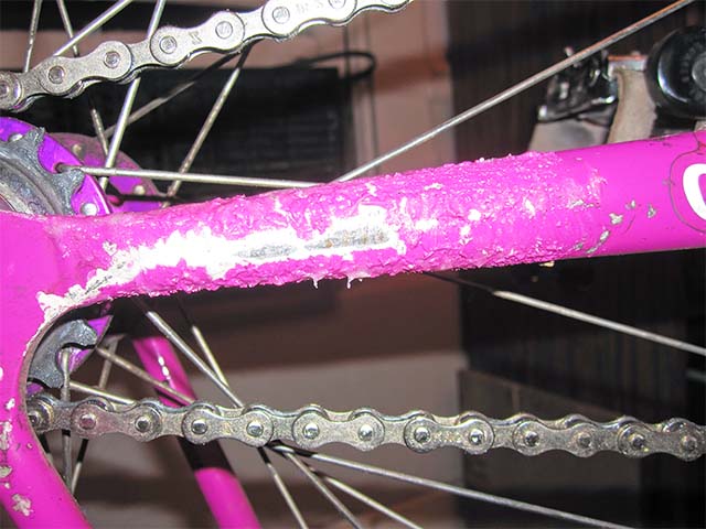 Процесс снятия краски с велосипеда